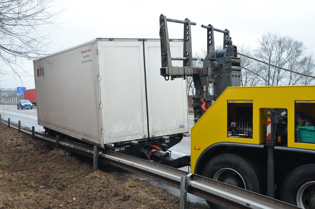 LKW verliert Haenger A 3 Rich koeln Hoehe Rath Heumar P39.JPG - Miklos Laubert